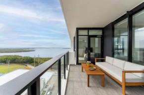 Modern 2BR with Balcony, Pool & Parking, Woolooware
